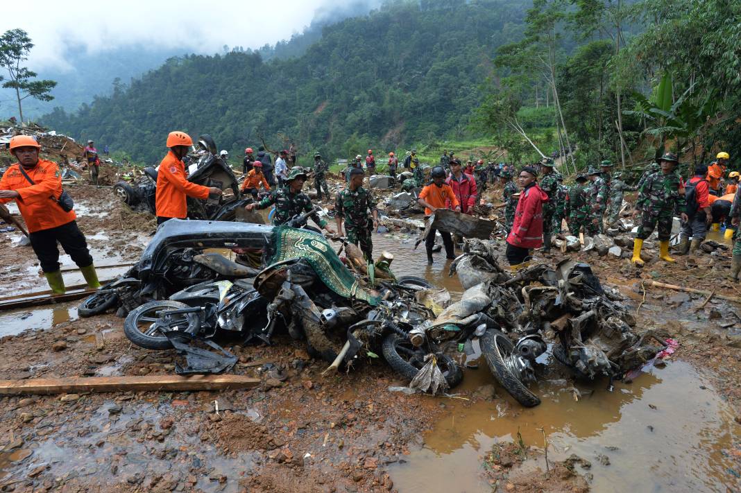 Endonezya'da sel ve toprak kayması: 16 kişi öldü 5