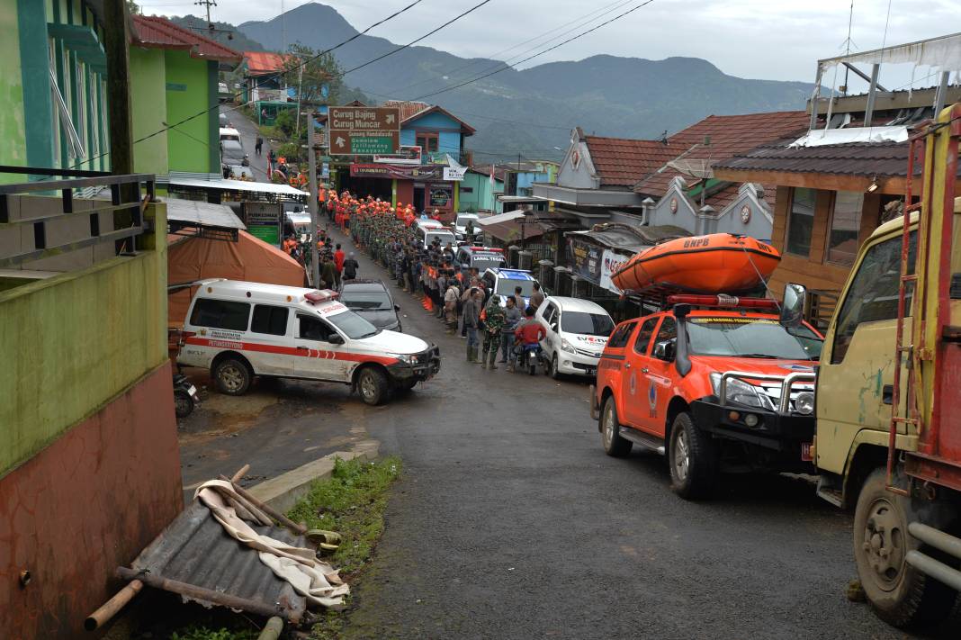 Endonezya'da sel ve toprak kayması: 16 kişi öldü 7