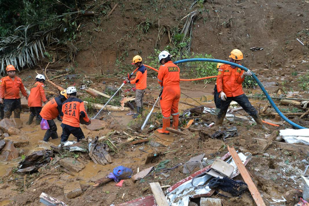 Endonezya'da sel ve toprak kayması: 16 kişi öldü 10