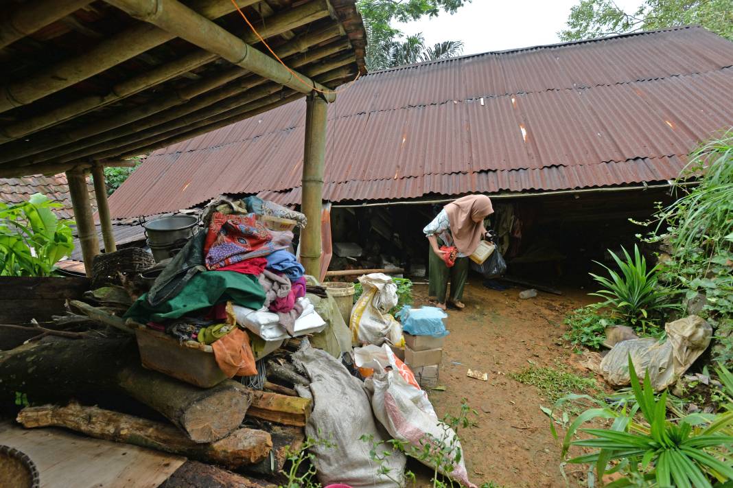 Endonezya'da sel ve toprak kayması: 16 kişi öldü 12