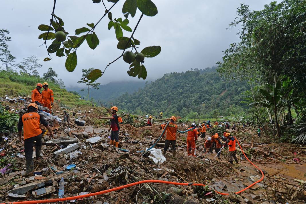 Endonezya'da sel ve toprak kayması: 16 kişi öldü 11