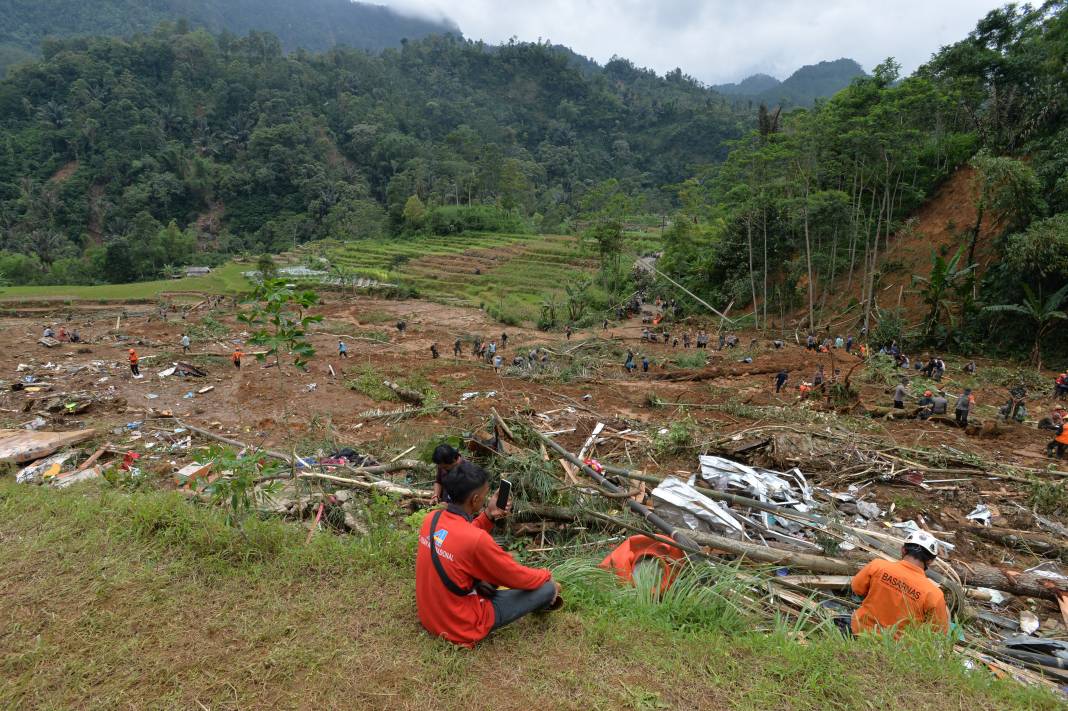 Endonezya'da sel ve toprak kayması: 16 kişi öldü 9