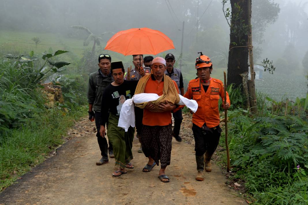Endonezya'da sel ve toprak kayması: 16 kişi öldü 1