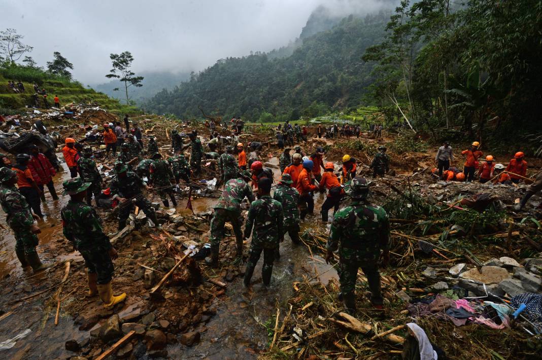 Endonezya'da sel ve toprak kayması: 16 kişi öldü 2