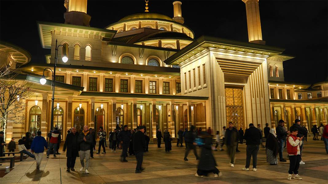 Camiler doldu taştı! Miraç Kandili dualarla idrak edildi 6