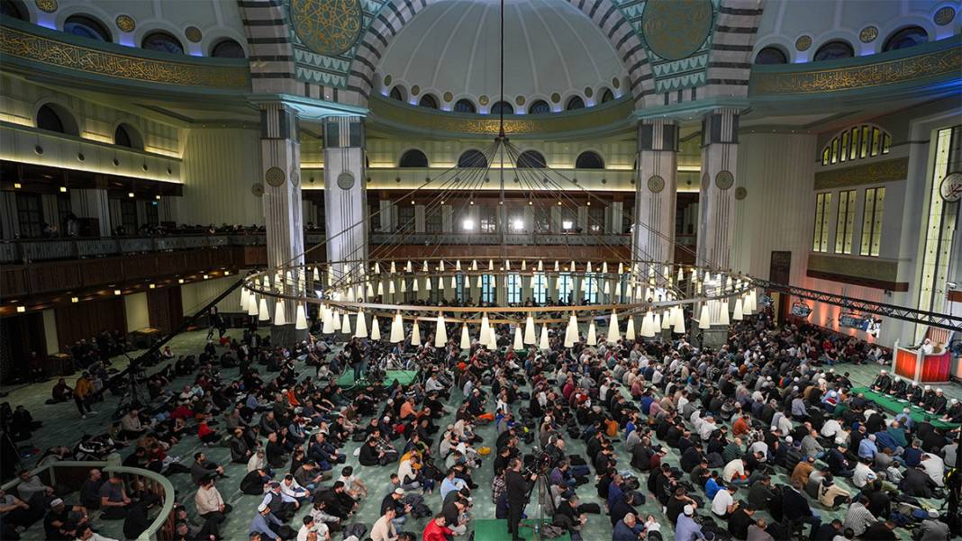 Camiler doldu taştı! Miraç Kandili dualarla idrak edildi 5