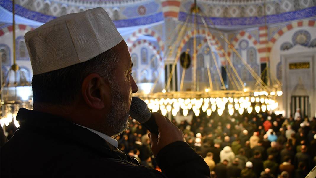 Camiler doldu taştı! Miraç Kandili dualarla idrak edildi 7