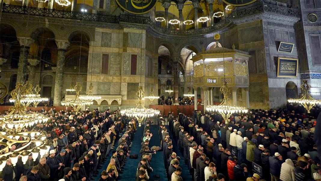 Camiler doldu taştı! Miraç Kandili dualarla idrak edildi 3