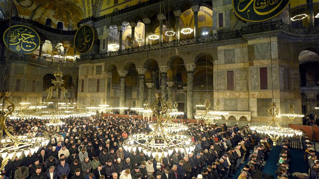 Camiler doldu taştı! Miraç Kandili dualarla idrak edildi 1