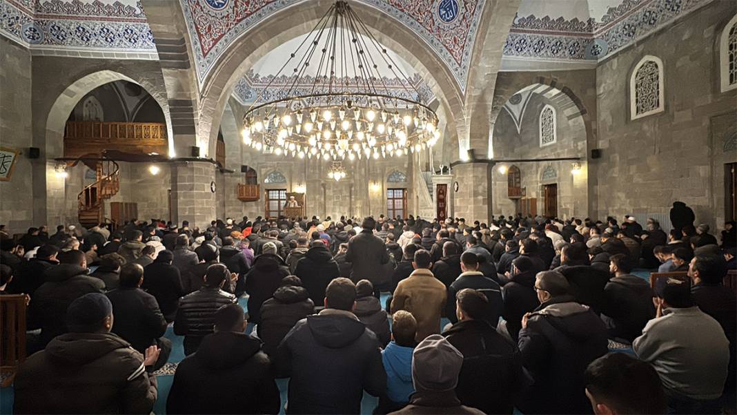 Camiler doldu taştı! Miraç Kandili dualarla idrak edildi 9