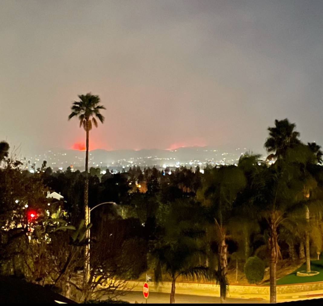 Los Angeles'ta yangın felaketi: Hollywood yıldızlarının yaşadığı bölgede 30 bin kişi tahliye edildi 3