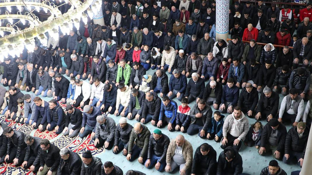 Camiler doldu taştı! Miraç Kandili dualarla idrak edildi 8