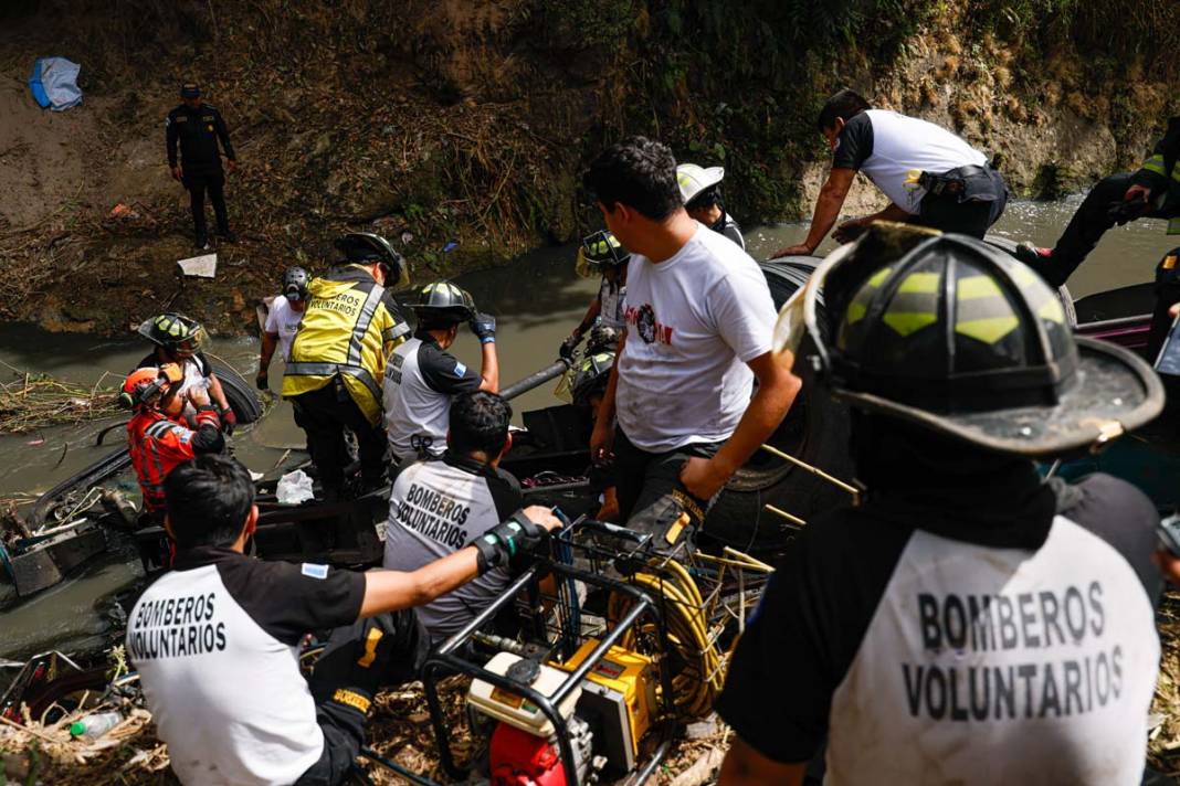 Guetamala'da yolcu otobüsü köprüden düştü: 51 kişinin cansız bedenine ulaşıldı 1