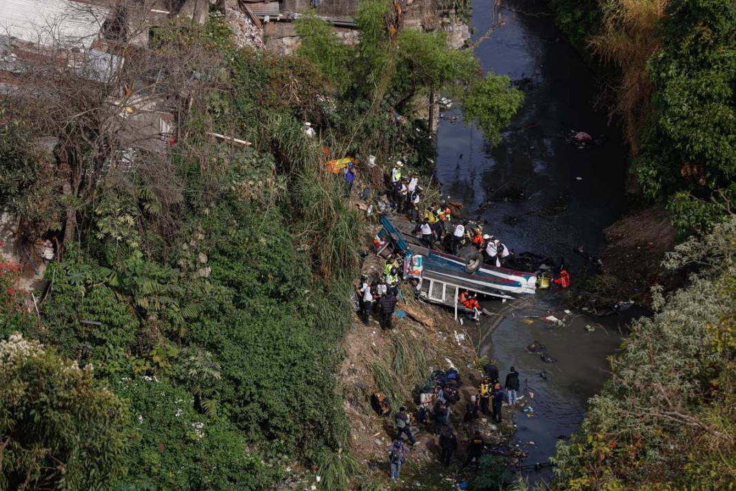Guetamala'da yolcu otobüsü köprüden düştü: 51 kişinin cansız bedenine ulaşıldı 6