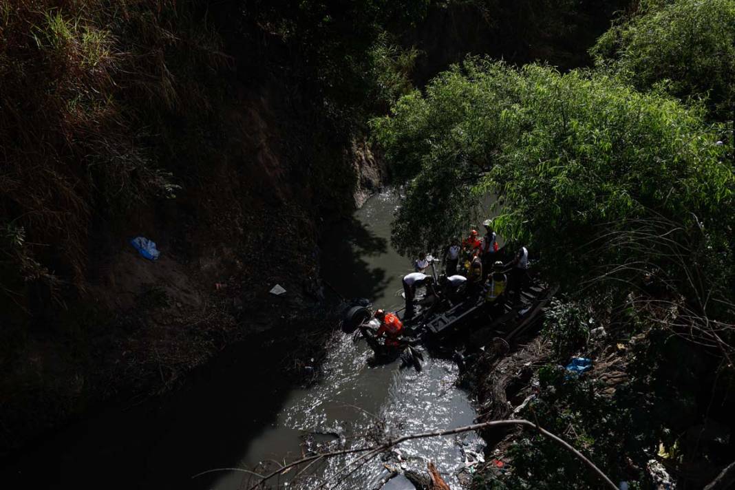 Guetamala'da yolcu otobüsü köprüden düştü: 51 kişinin cansız bedenine ulaşıldı 7