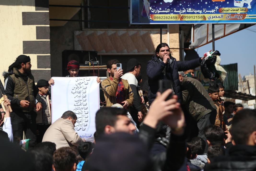 Suriye'de binlerce kişi İsrail saldırılarını protesto etti 9