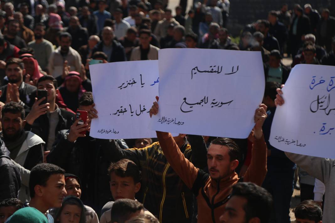 Suriye'de binlerce kişi İsrail saldırılarını protesto etti 2