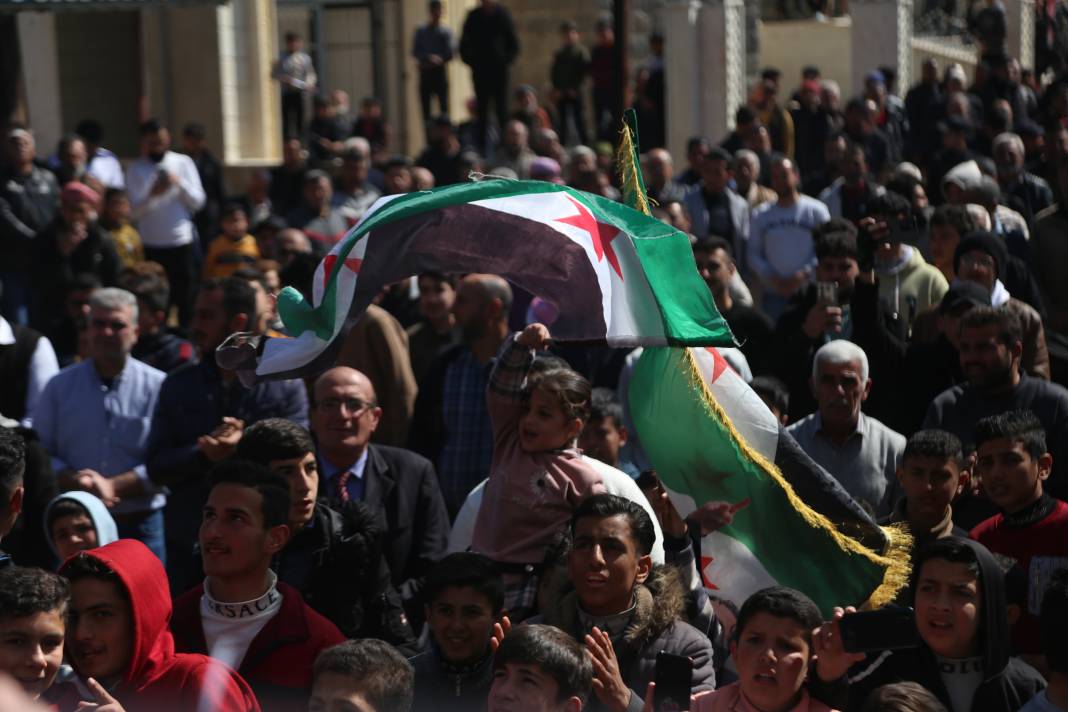 Suriye'de binlerce kişi İsrail saldırılarını protesto etti 1