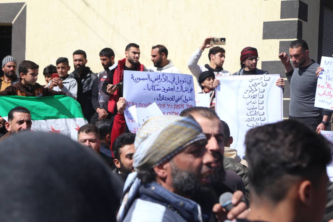 Suriye'de binlerce kişi İsrail saldırılarını protesto etti 3