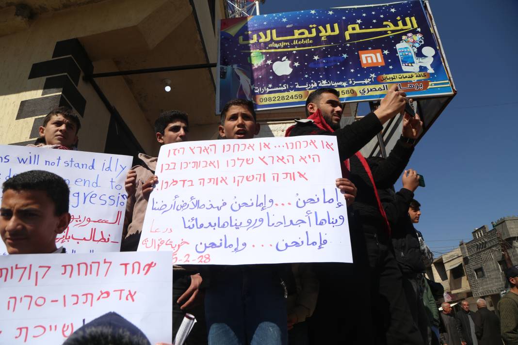 Suriye'de binlerce kişi İsrail saldırılarını protesto etti 6