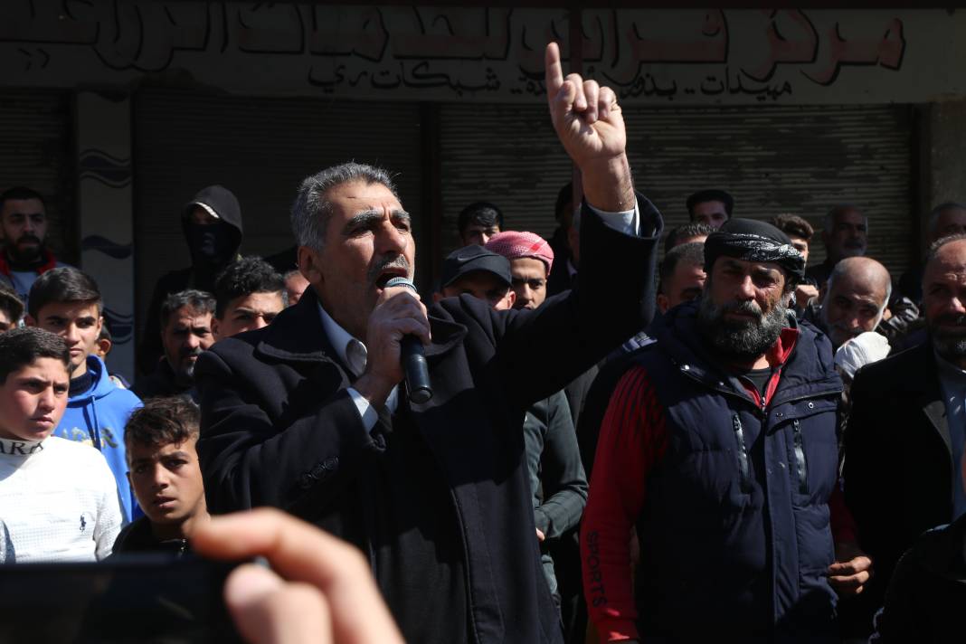 Suriye'de binlerce kişi İsrail saldırılarını protesto etti 8