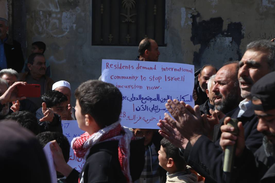 Suriye'de binlerce kişi İsrail saldırılarını protesto etti 7