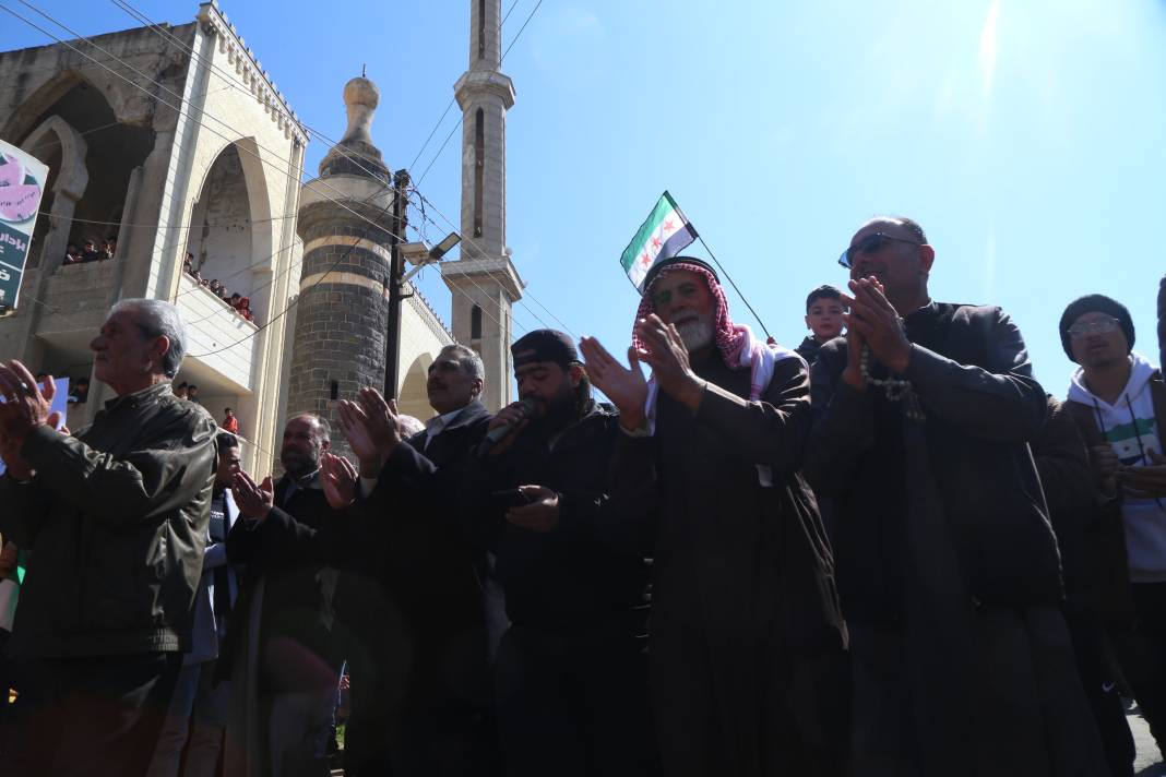 Suriye'de binlerce kişi İsrail saldırılarını protesto etti 10