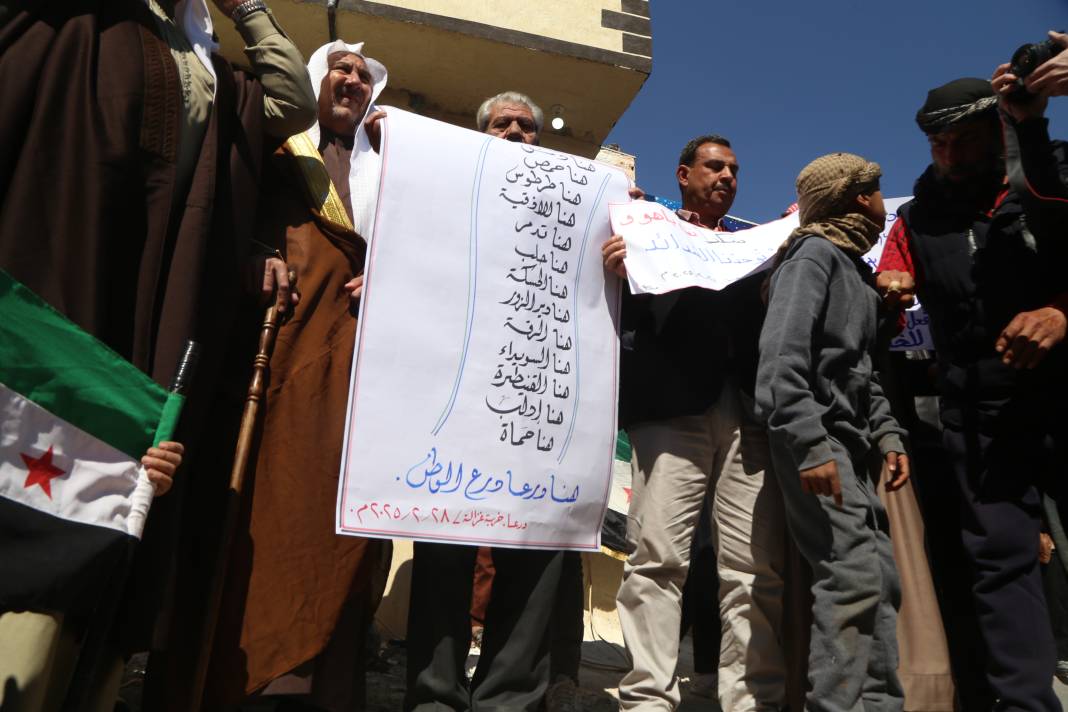 Suriye'de binlerce kişi İsrail saldırılarını protesto etti 4