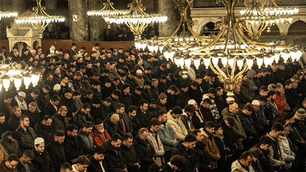 Eller duaya açıldı! Berat Kandili'nde camiler doldu taştı 1