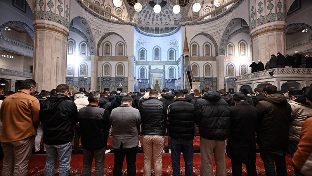 Eller duaya açıldı! Berat Kandili'nde camiler doldu taştı 2