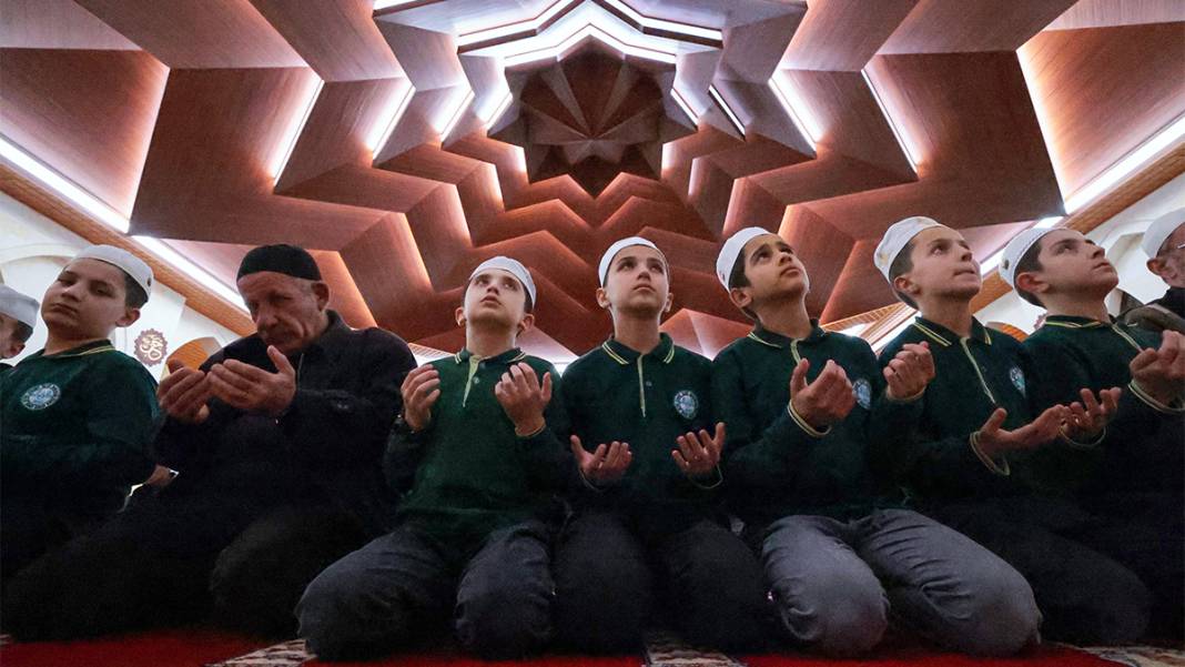 Eller duaya açıldı! Berat Kandili'nde camiler doldu taştı 5