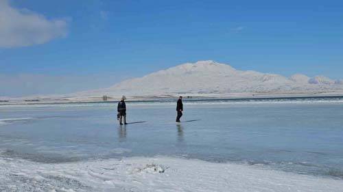 Van Gölü’nün kıyı şeridini dondu 7
