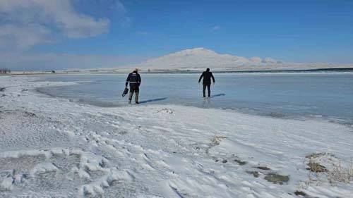 Van Gölü’nün kıyı şeridini dondu 4