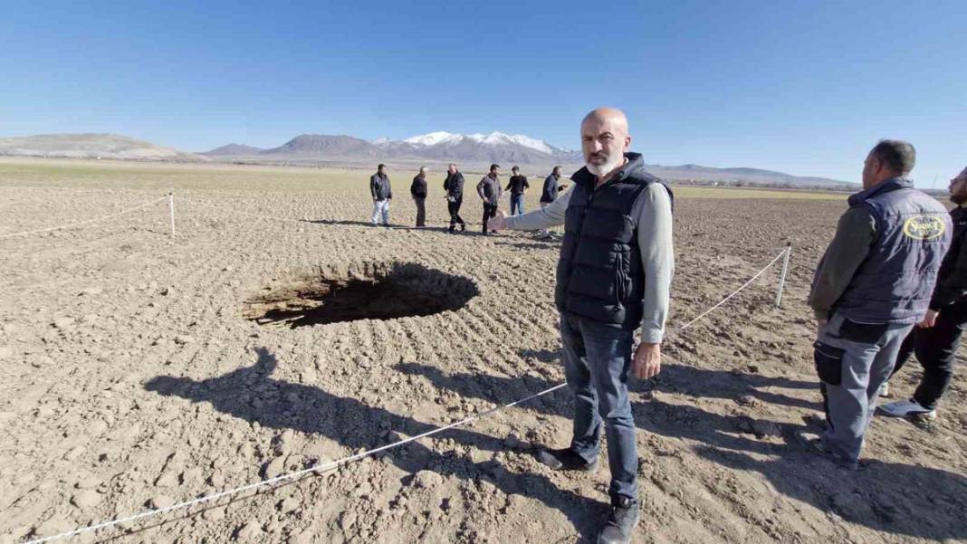 Karaman’da 70 metre derinliğinde obruk oluştu 9