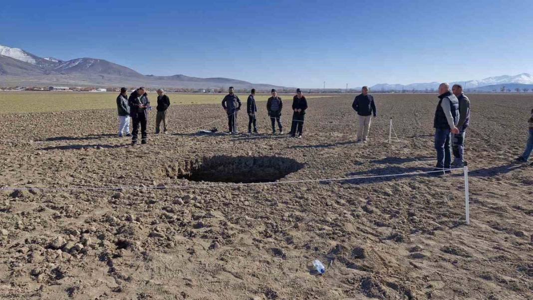 Karaman’da 70 metre derinliğinde obruk oluştu 6