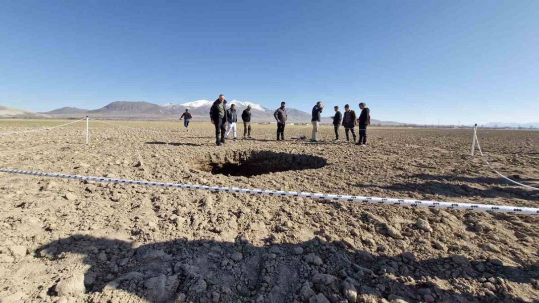 Karaman’da 70 metre derinliğinde obruk oluştu 7