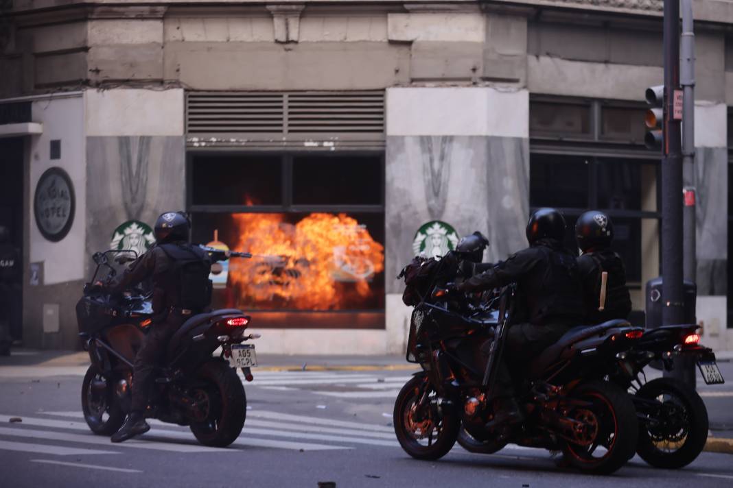 Arjantin’de emekli protestoları büyüyor: 20 yaralı, 103 gözaltı 9