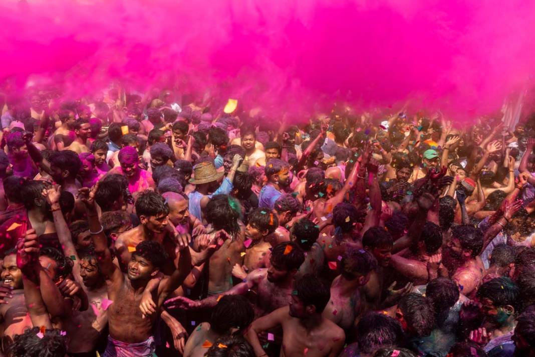 Hindistan’da Holi coşkusu: Renklerin festivali kutlandı 10