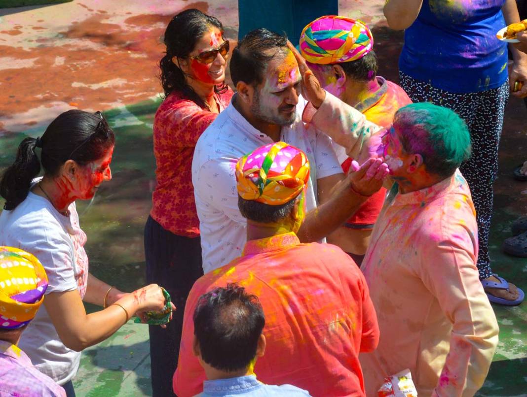 Hindistan’da Holi coşkusu: Renklerin festivali kutlandı 7