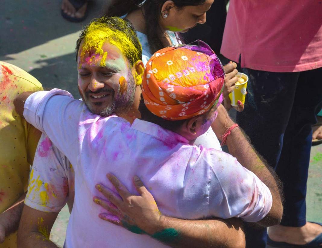 Hindistan’da Holi coşkusu: Renklerin festivali kutlandı 5