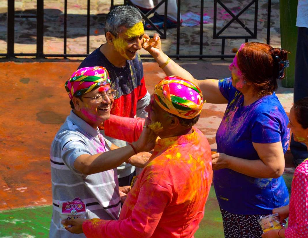 Hindistan’da Holi coşkusu: Renklerin festivali kutlandı 3