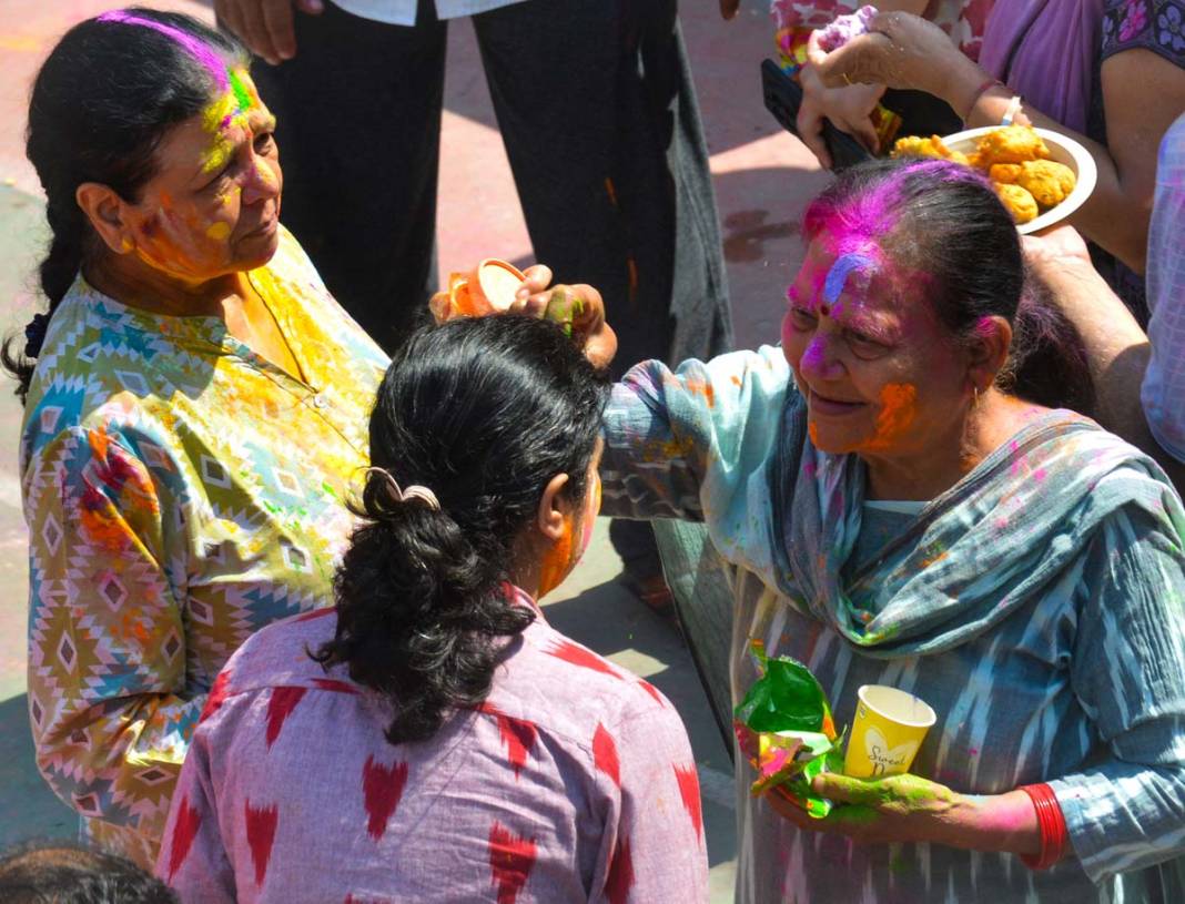 Hindistan’da Holi coşkusu: Renklerin festivali kutlandı 1