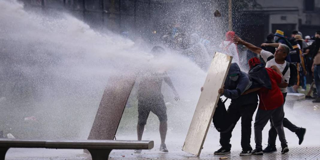 Arjantin’de emekli protestoları büyüyor: 20 yaralı, 103 gözaltı 13
