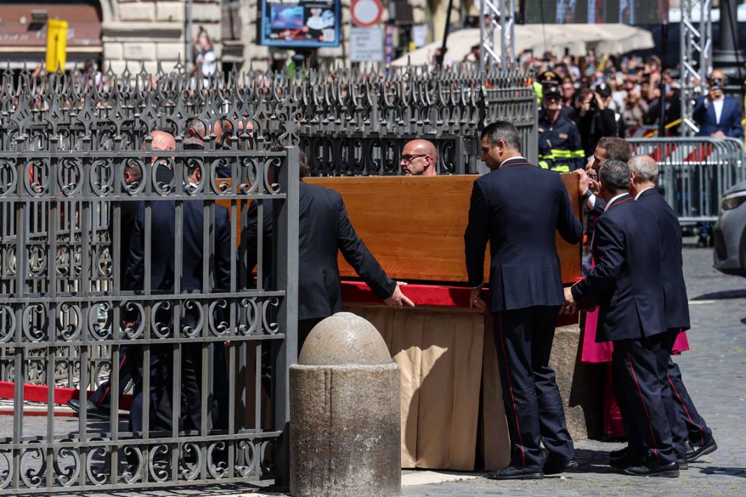Aziz Petrus Meydanı’nda tarihi tören: Katolik dünyasından Papa Franciscus’a veda 17