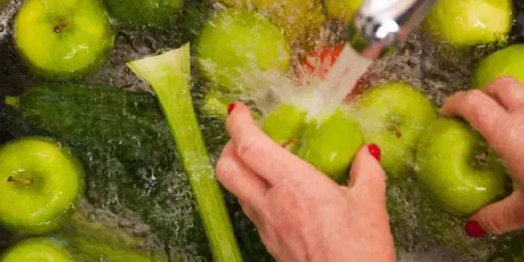 Sofranızdaki 'Pestisit' zehrine karşı en etkili çözüm! Meyve sebzeleri böyle yıkayan zehre veda ediyor, pişman olmuyor…