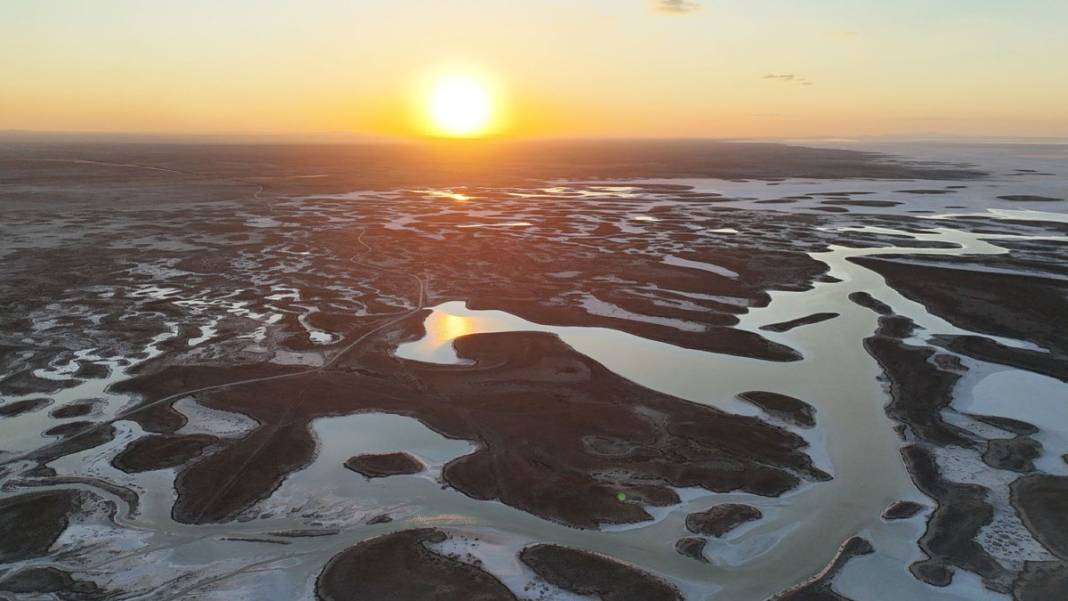 Binlerce kuş türüne ev sahipliği yapıyordu... Tuz Gölü kurumaya başladı 3