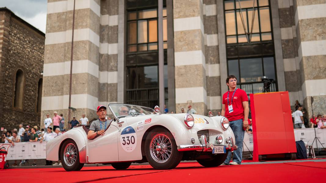 "Dünyanın en güzel yarışı" başladı: 1000 Miglia'da ilk gün heyecanı! 2