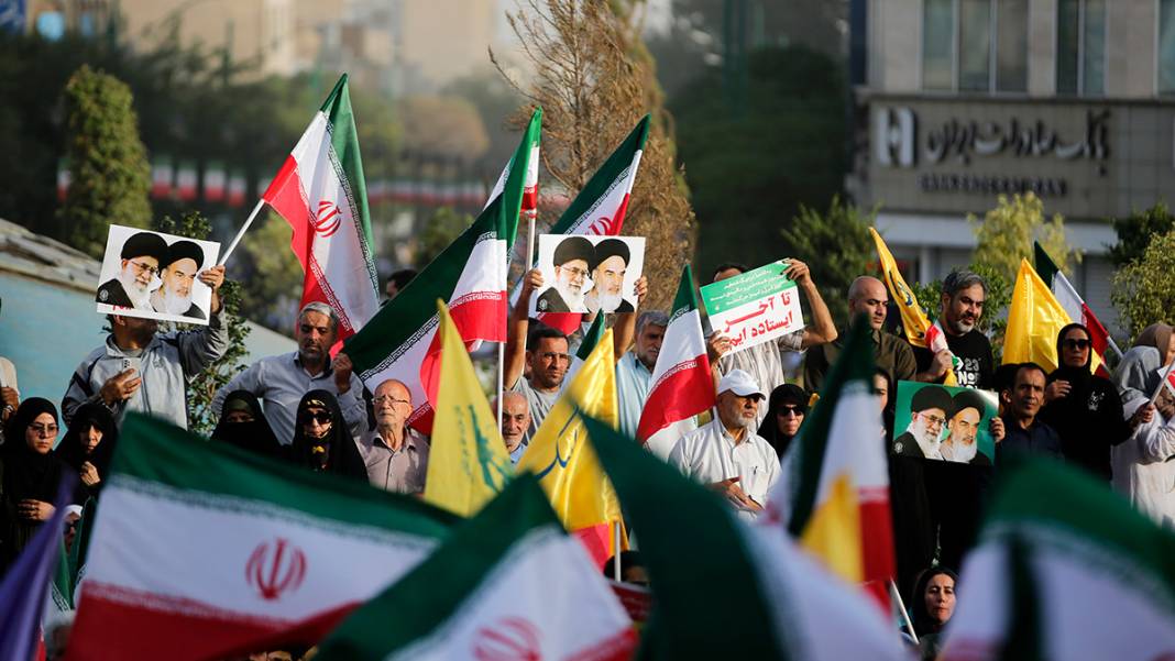 Binlerce kişi sokağa döküldü: İran'da ateşkes sonrası 'zafer' kutlaması 1