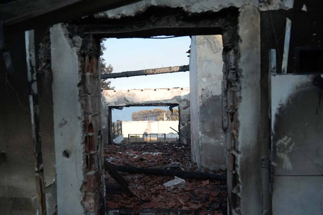 Seferihisar’da korku dolu gece: Alevler yazlık siteyi yok etti 3