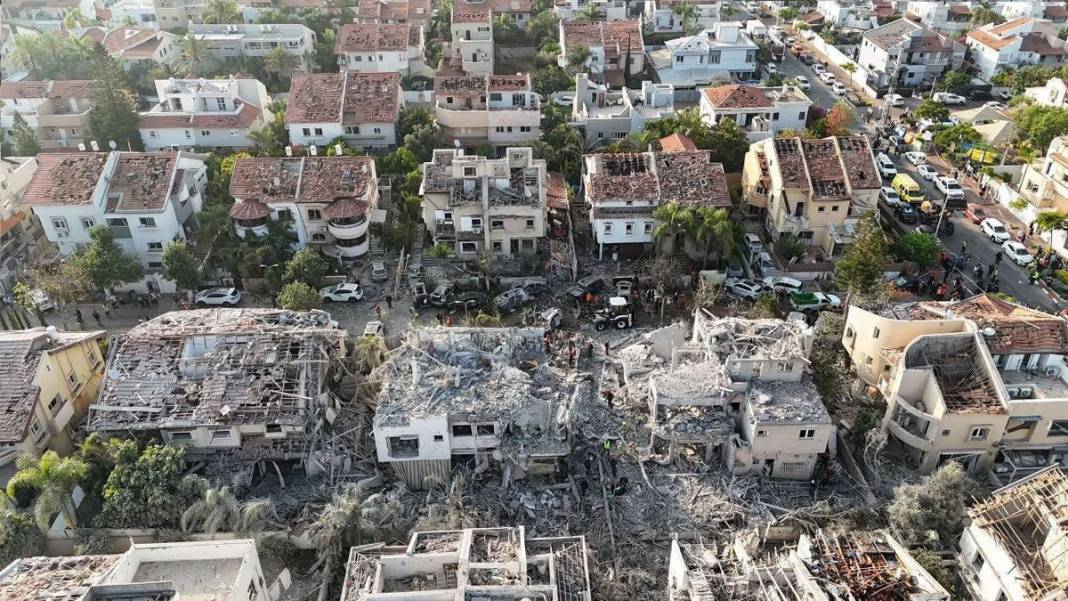 İran’ın füzeleri Tel Aviv’i vurdu: Enkaz havadan görüntülendi 5